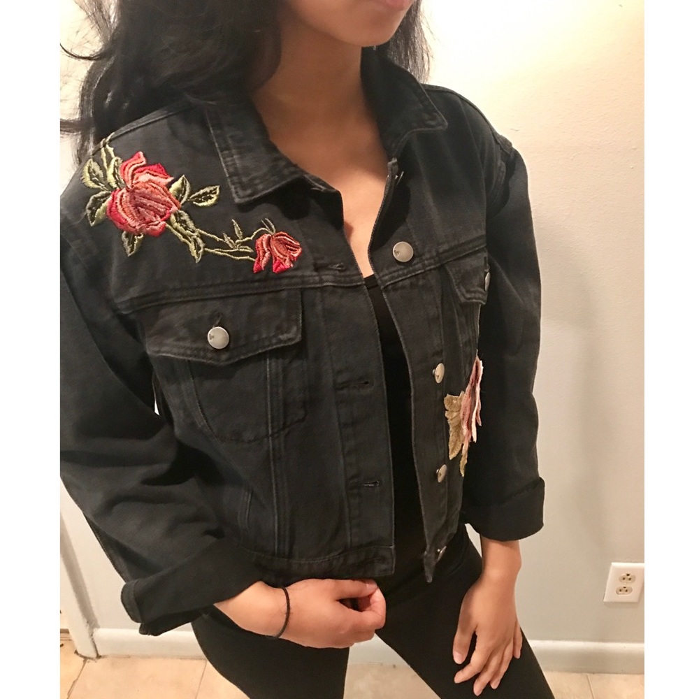 Embroidered 💋 jean jacket